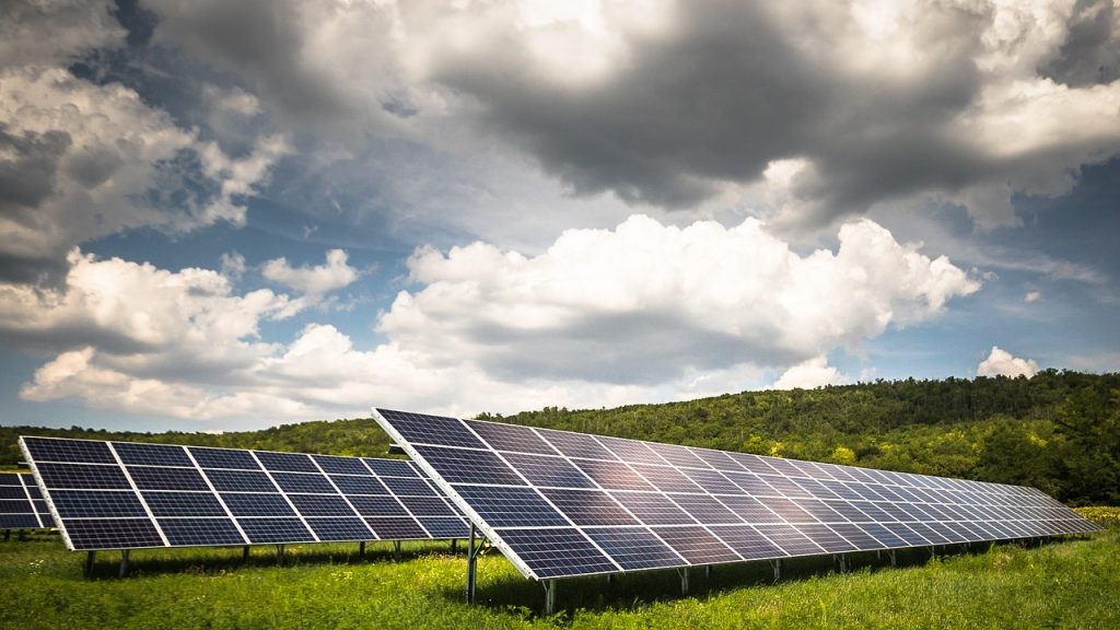 PV-Freiflächenanlage (Bild von Zsuzsa Bóka auf Pixabay)