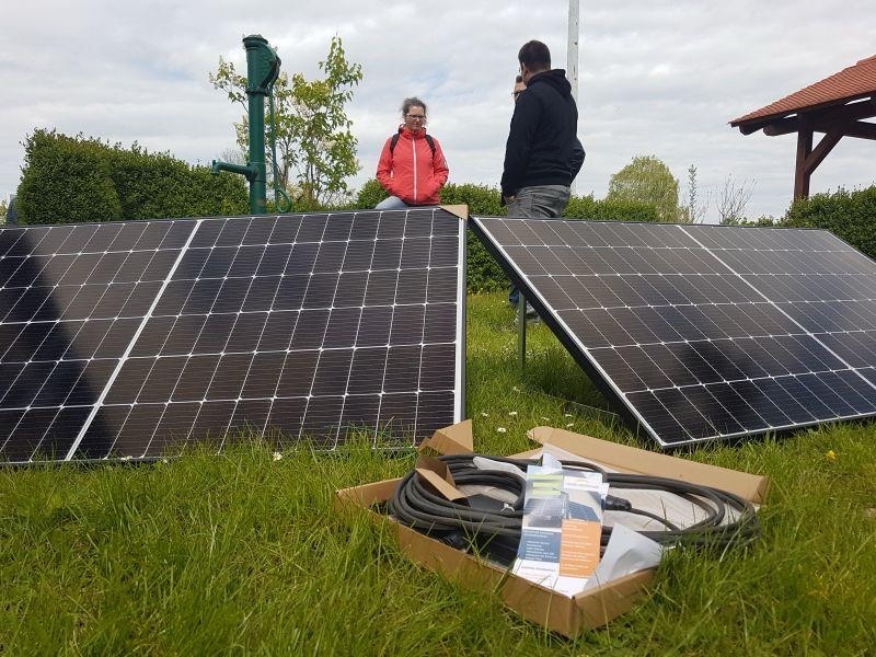 Balkonsolaranlage auf Wiese